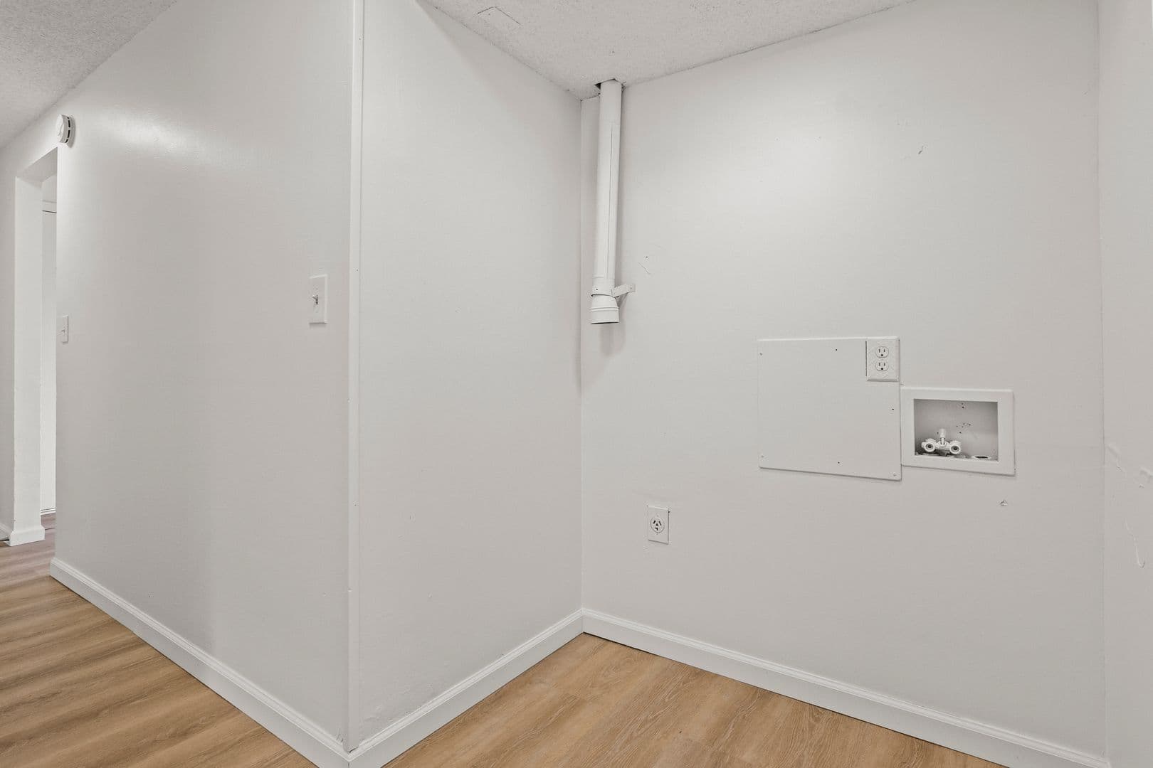 Syracuse Apartment: 5000 Oak Crest Courtyard