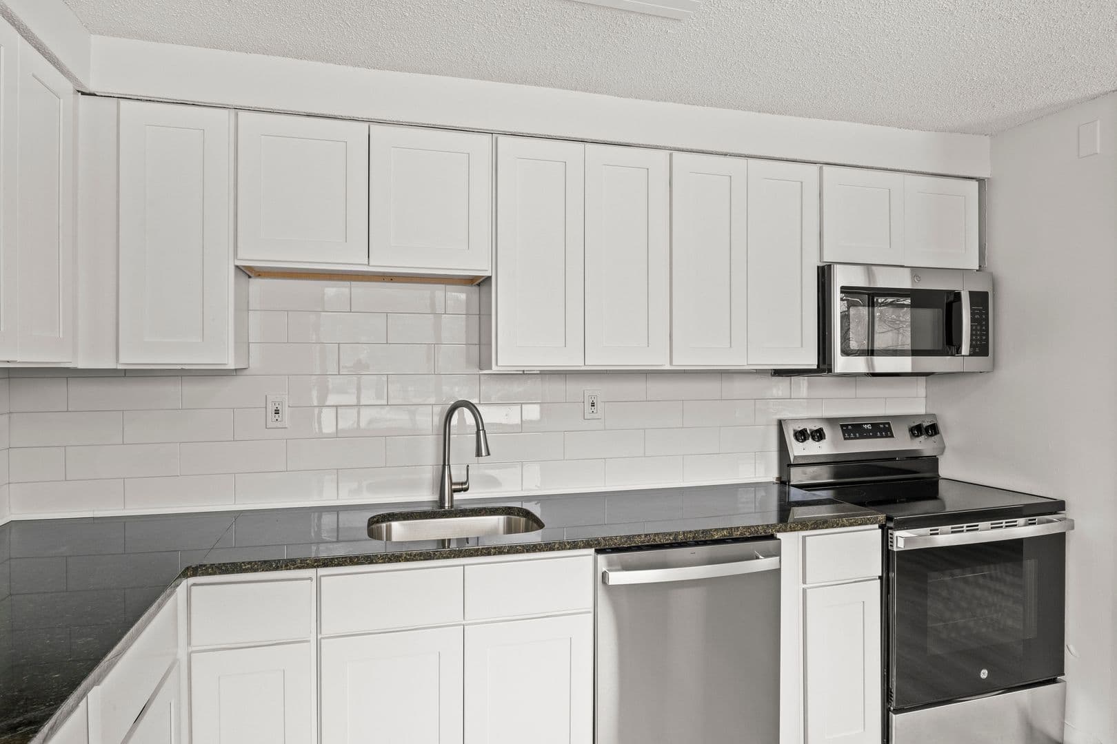 Syracuse Apartment: 5000 Oak Crest Courtyard