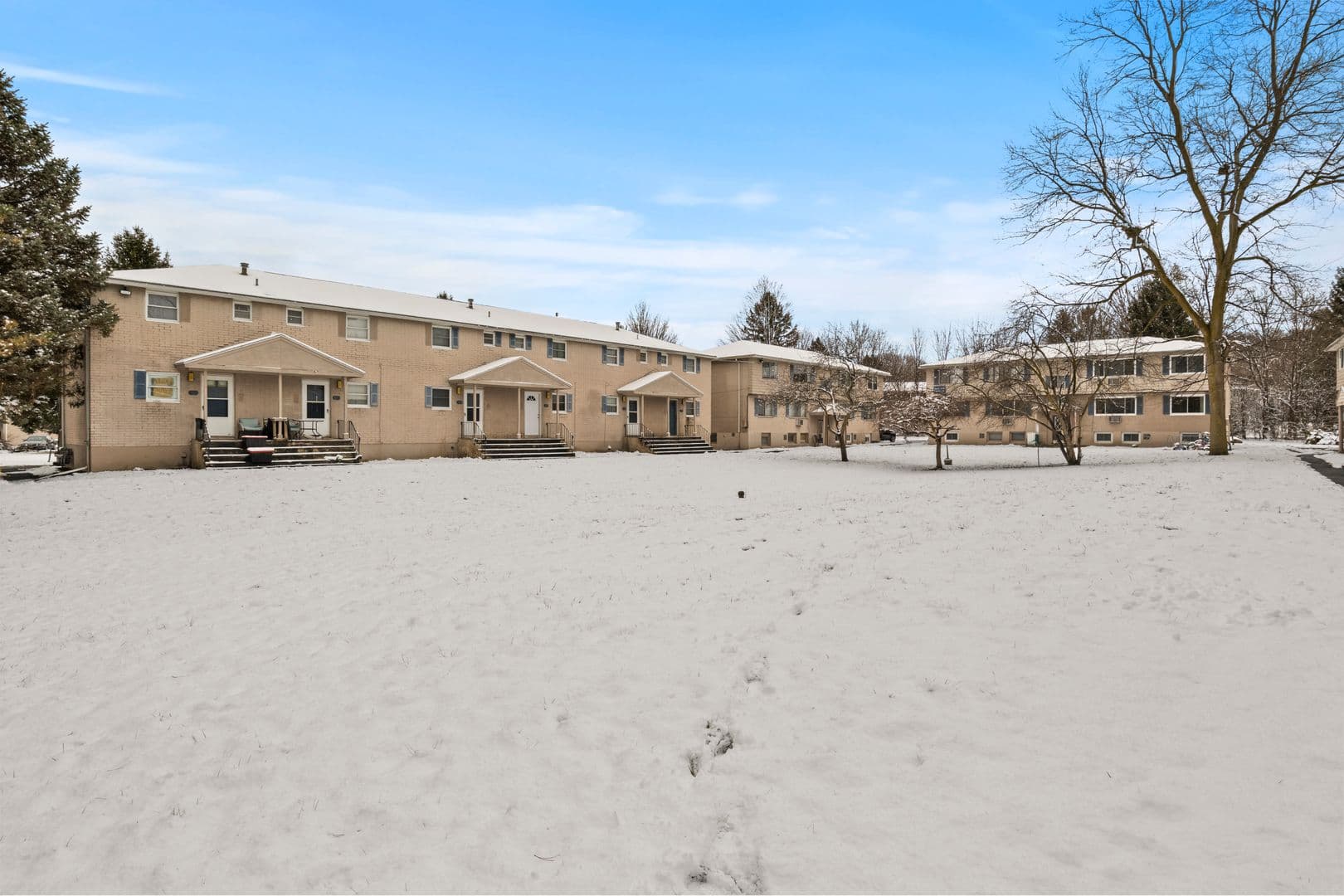 Syracuse Apartment: 5000 Oak Crest Courtyard