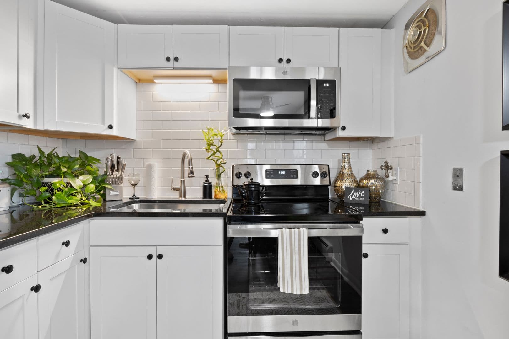 Rochester Apartment: 188 Stonewood ave