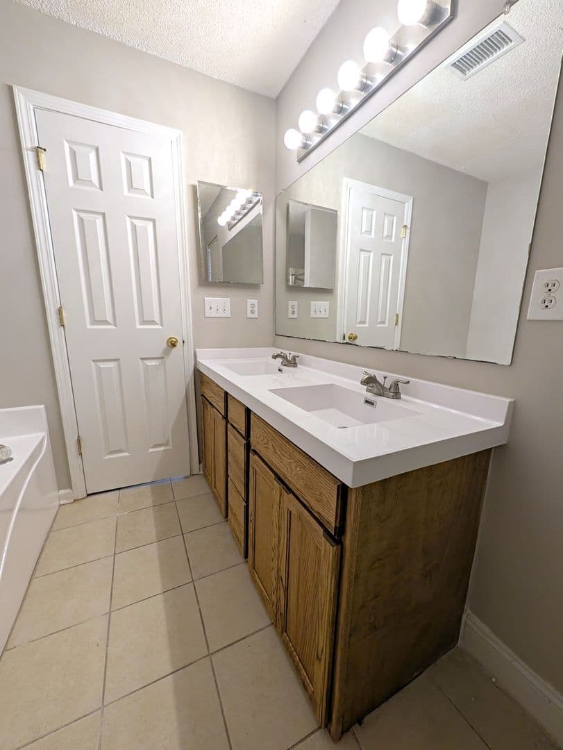 Charlotte House: 11024 Sandboar Street