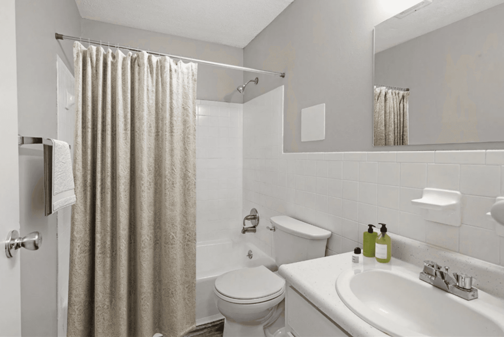 Louisville Apartment: 6200 Paradise Ln