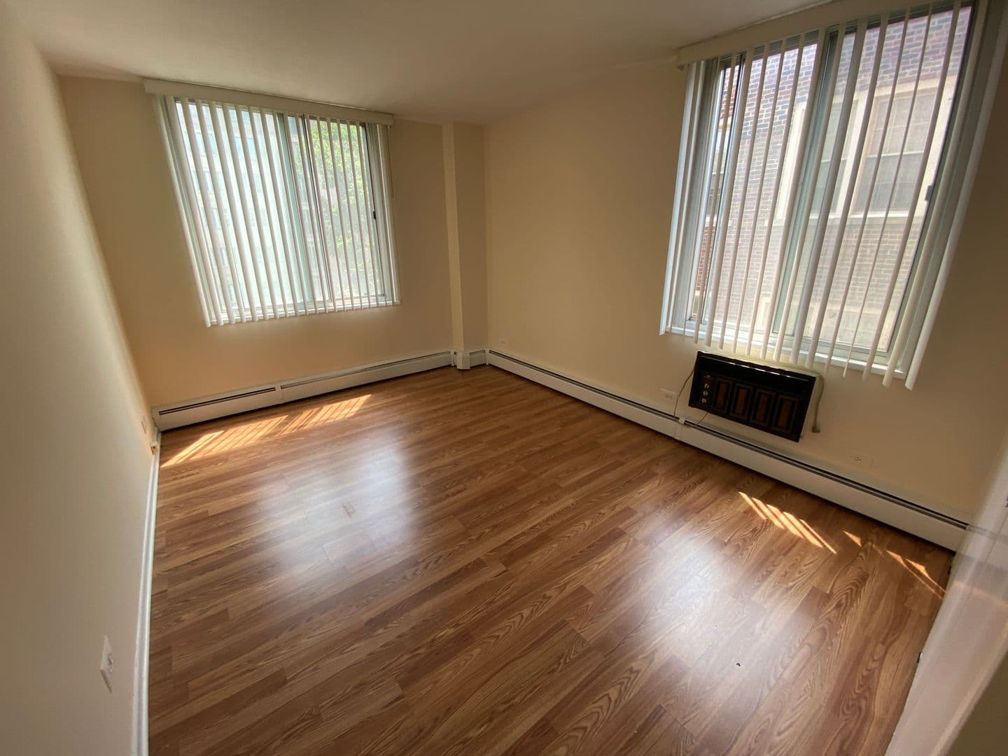 Evanston Apartment: 1616 Hinman Avenue