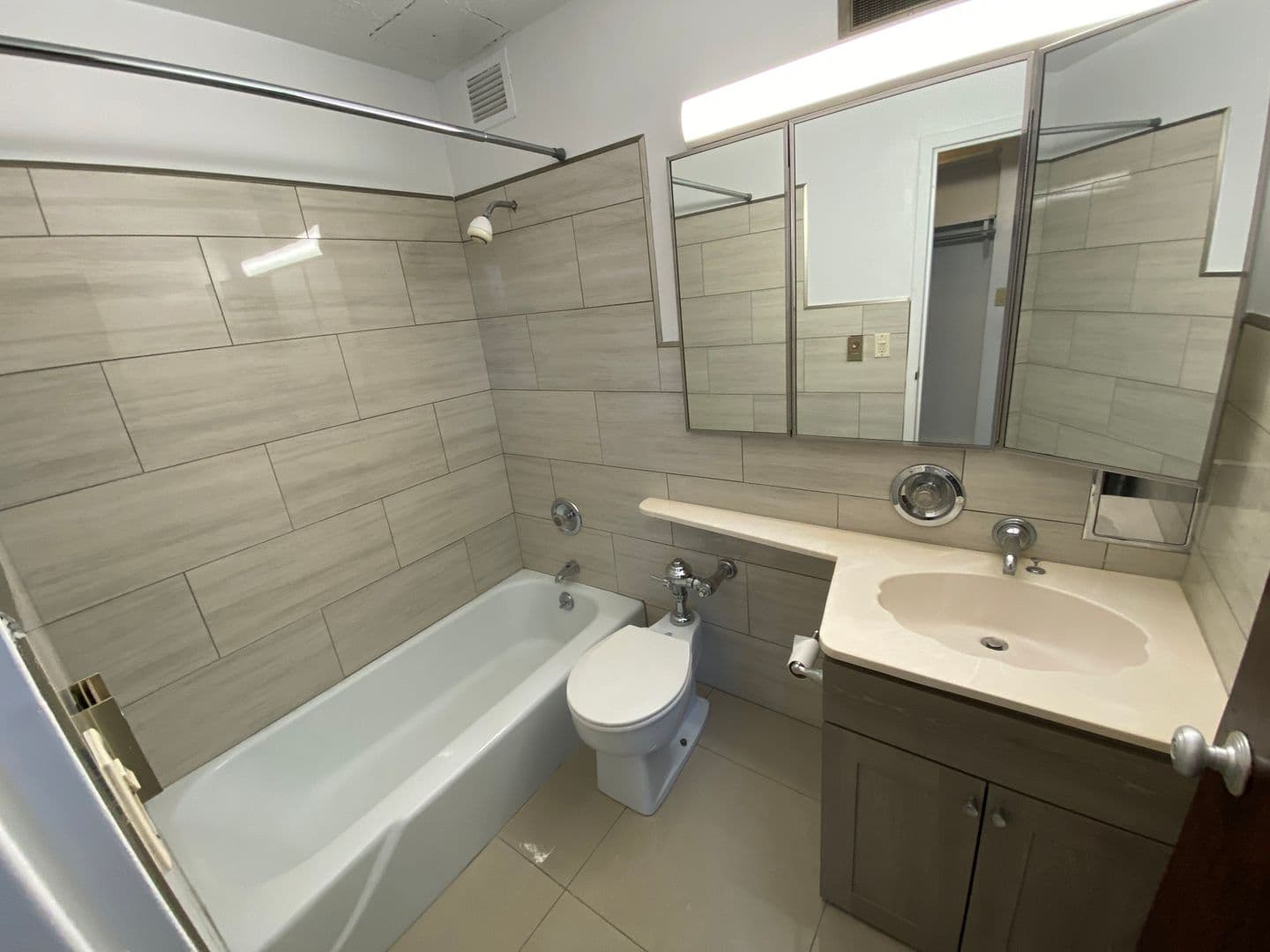 Evanston Apartment: 1616 Hinman Avenue