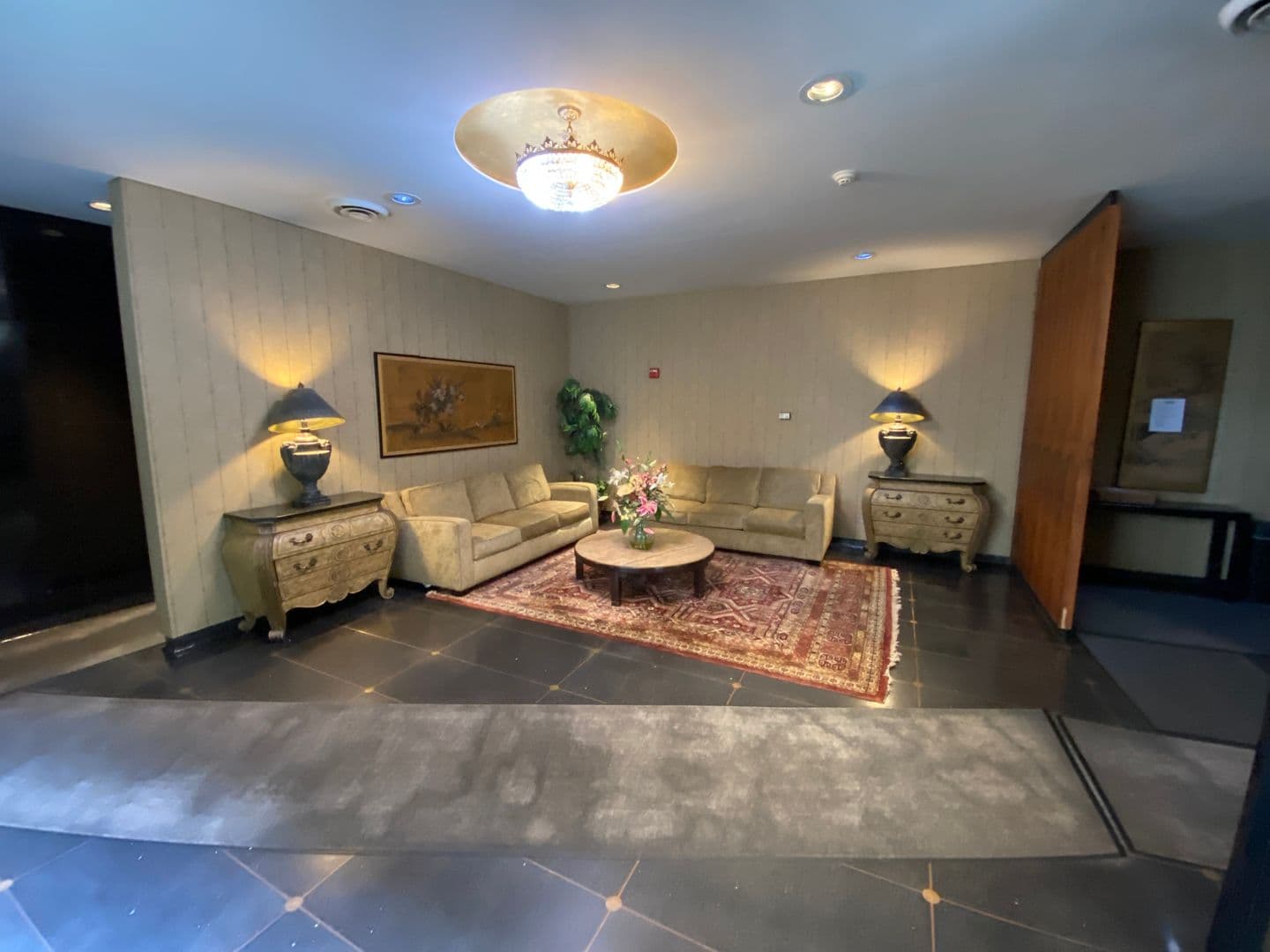 Evanston Apartment: 1616 Hinman Avenue