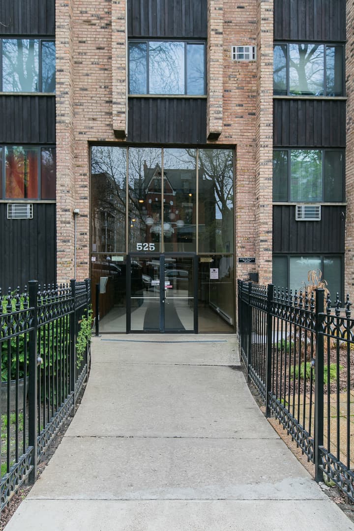 Chicago Apartment: 525 W. Deming Place