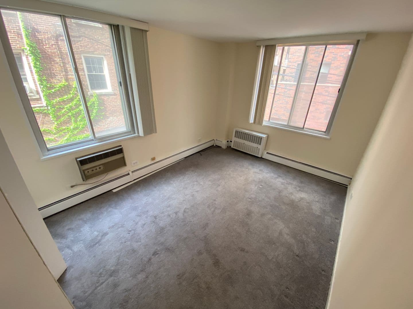 Evanston Apartment: 1616 Hinman Avenue