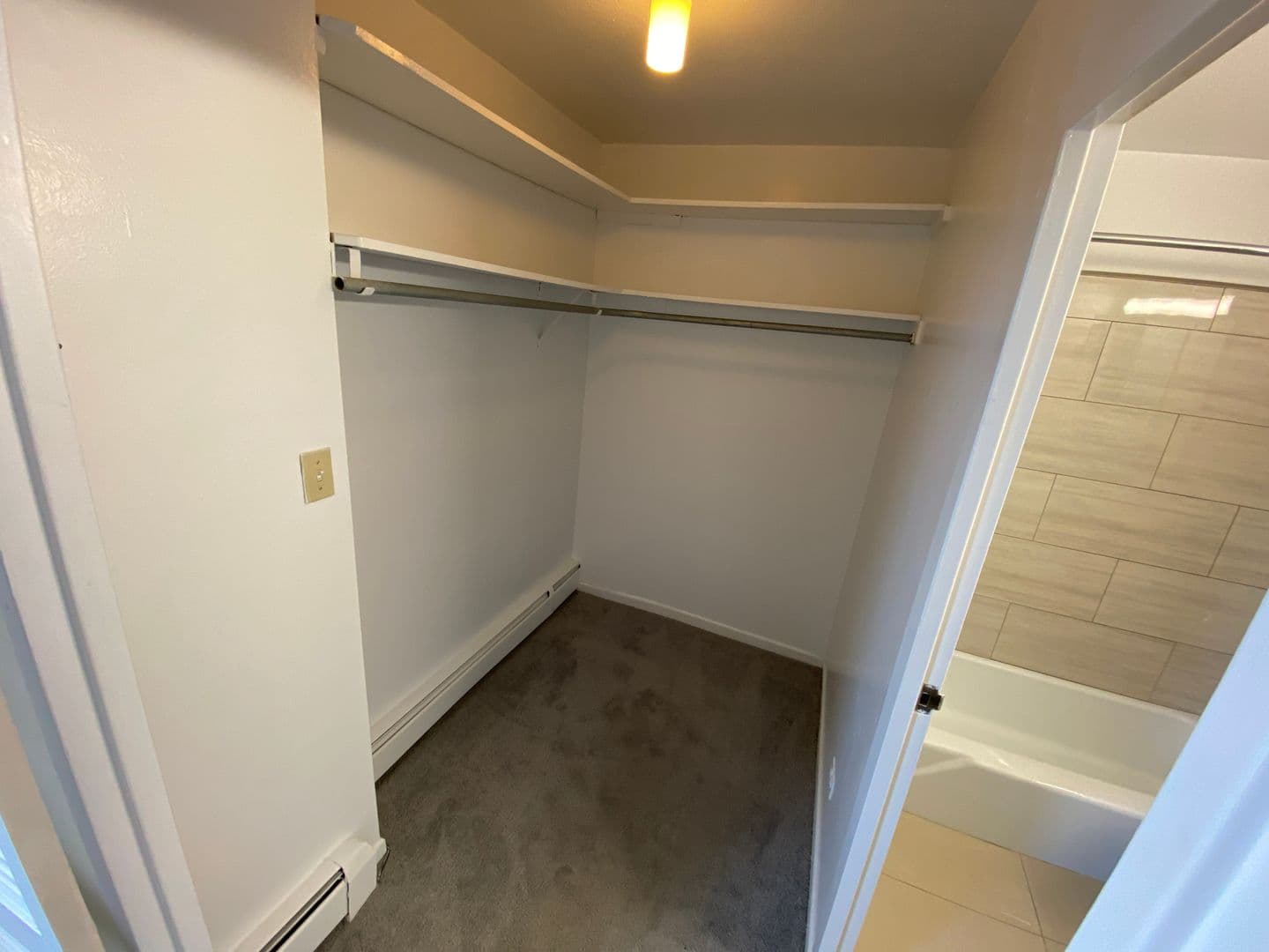 Evanston Apartment: 1616 Hinman Avenue