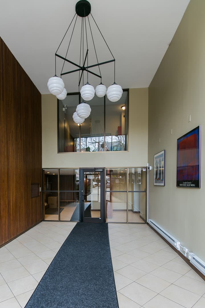 Chicago Apartment: 525 W. Deming Place