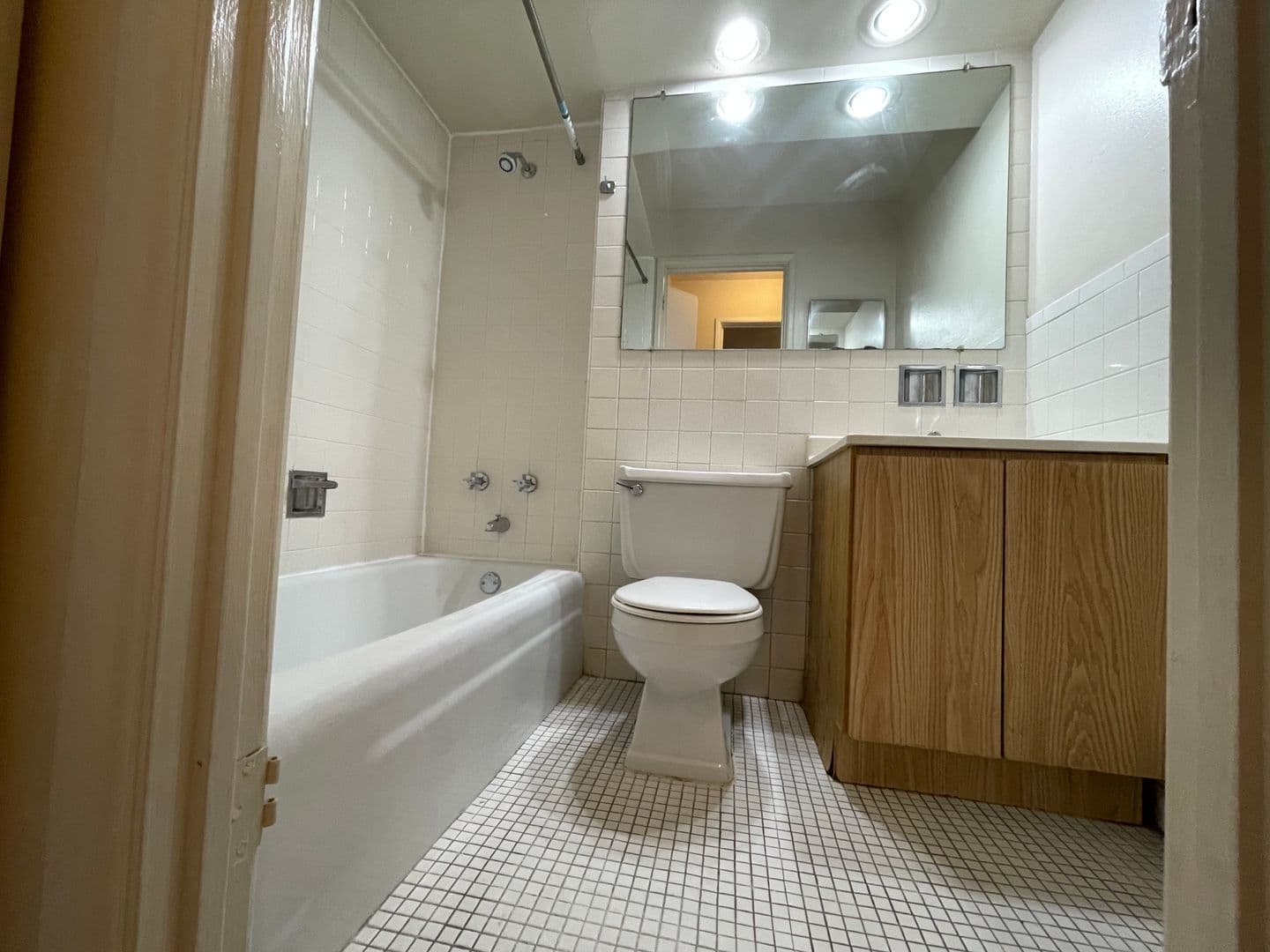 Chicago Apartment: 421-31 W. Barry