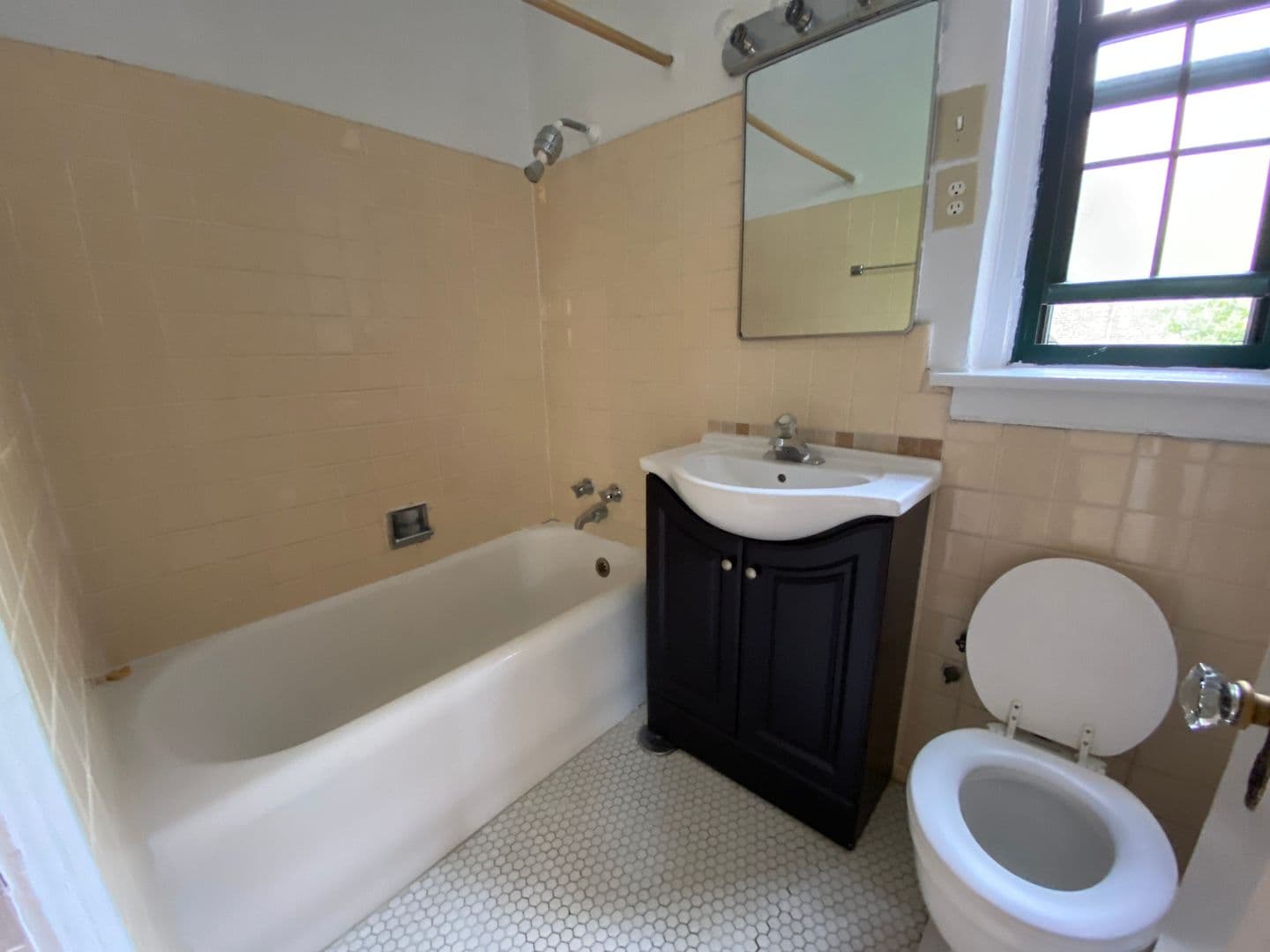 Evanston Apartment: 904 Hinman Avenue