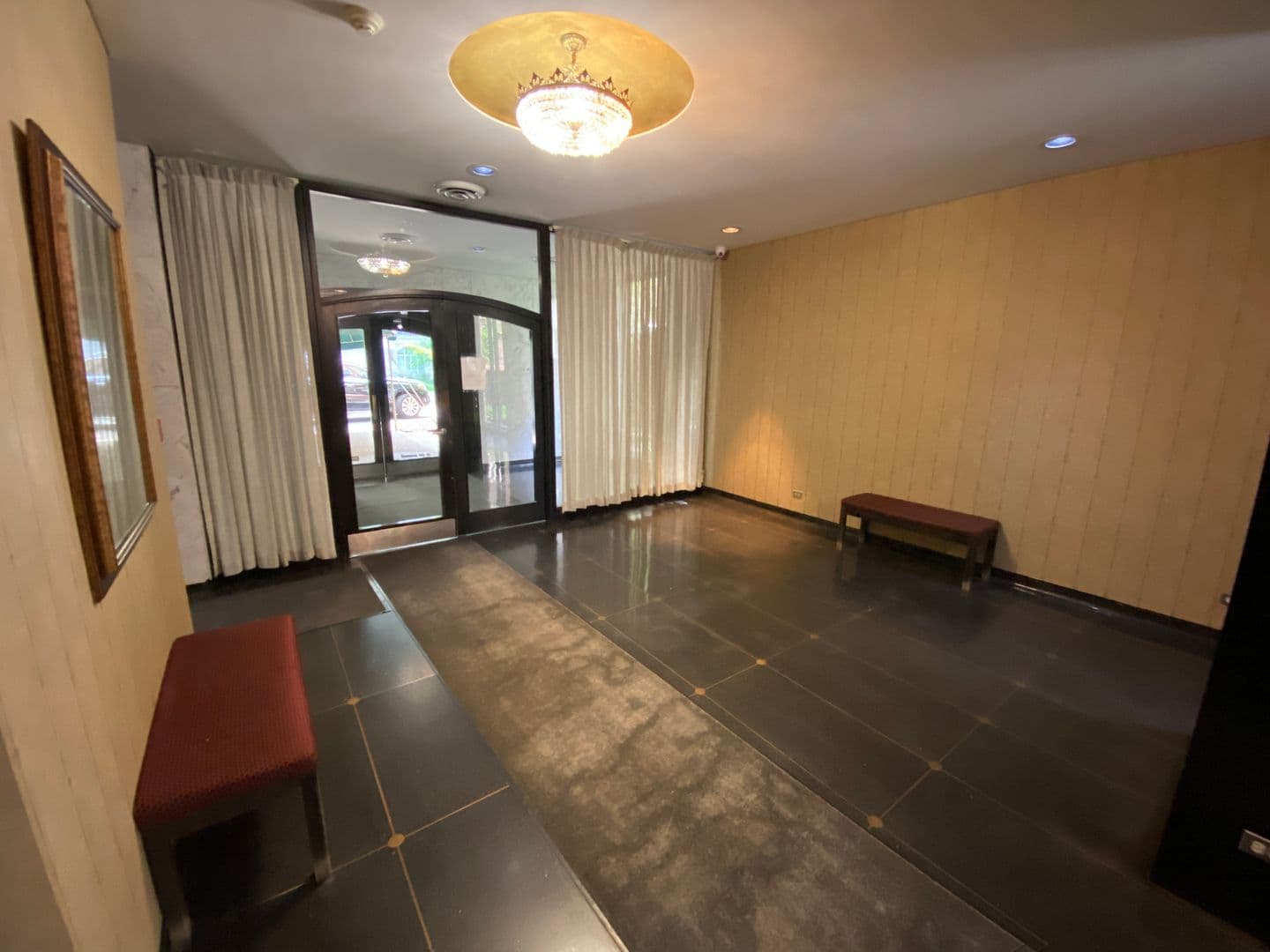 Evanston Apartment: 1616 Hinman Avenue