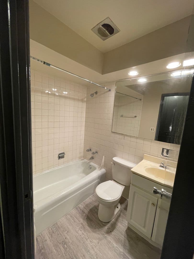 Chicago Apartment: 421-31 W. Barry