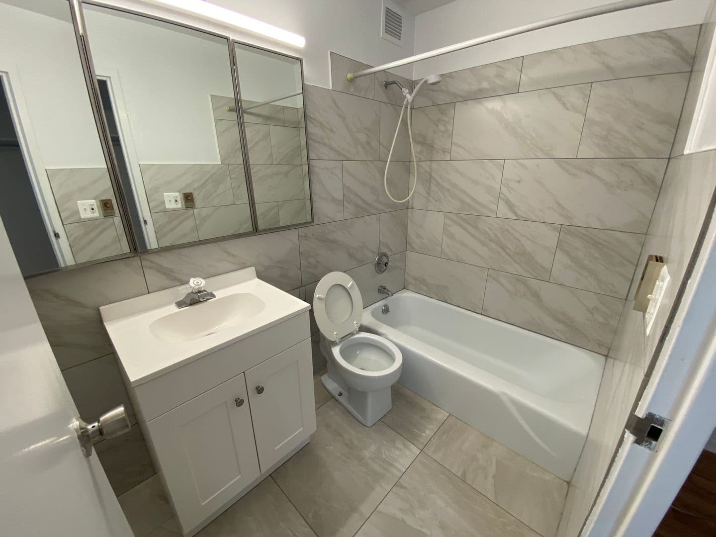 Evanston Apartment: 1616 Hinman Avenue