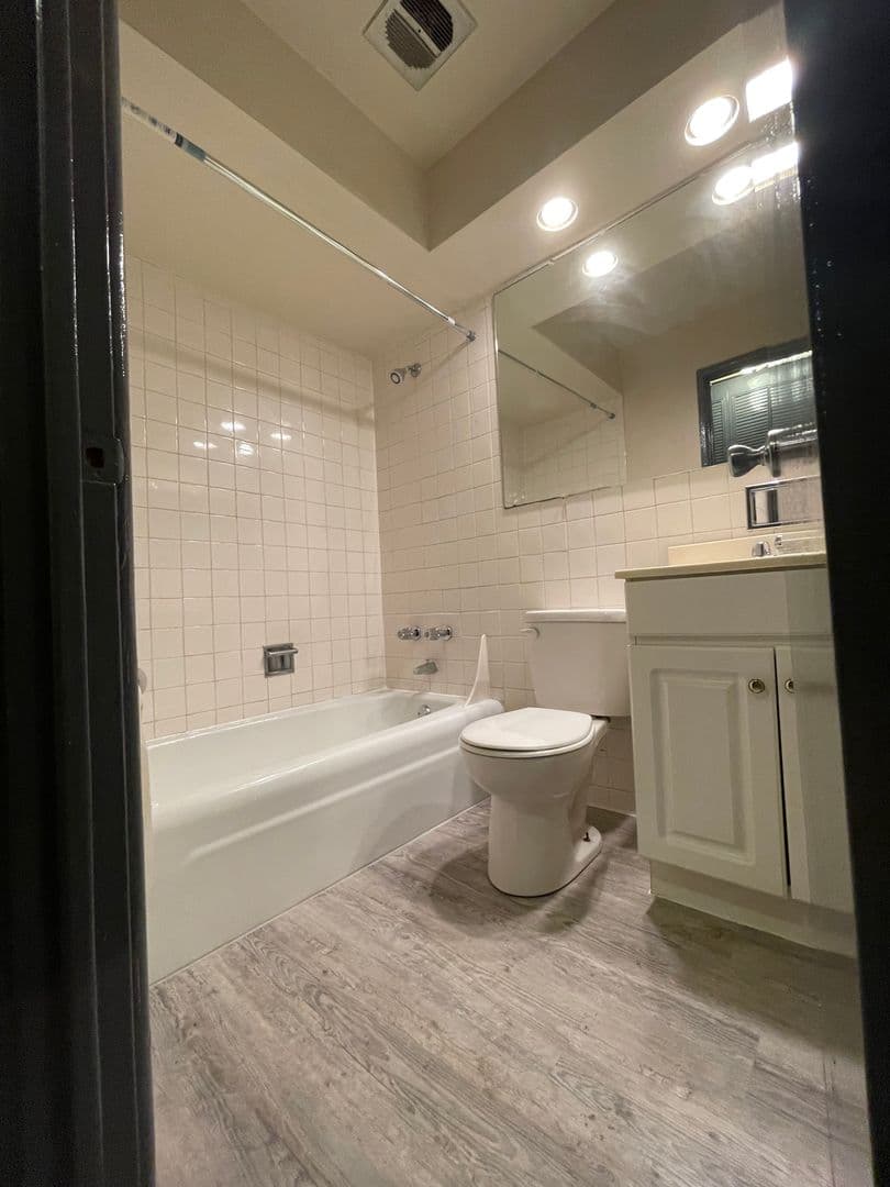 Chicago Apartment: 421-31 W. Barry