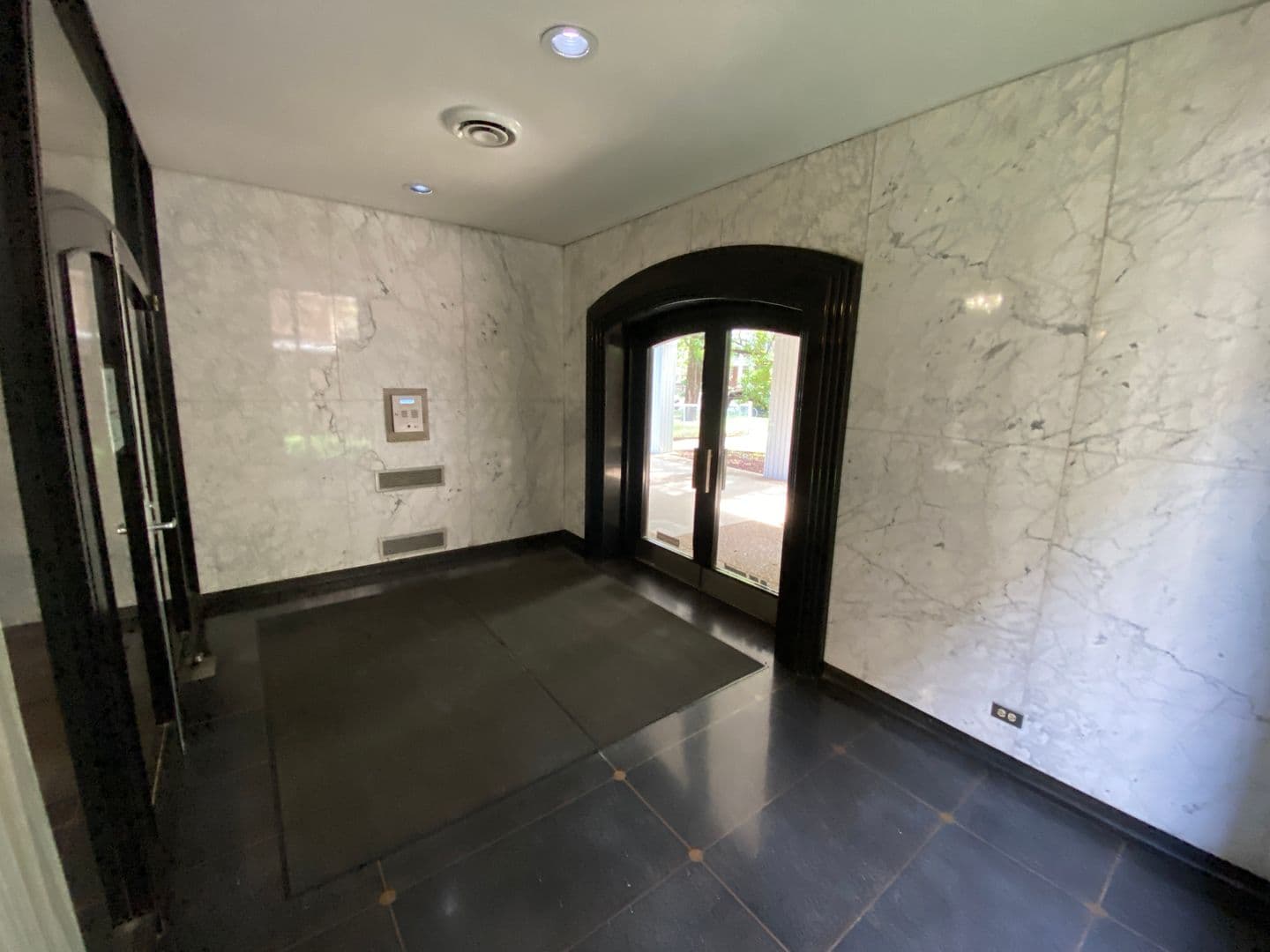 Evanston Apartment: 1616 Hinman Avenue