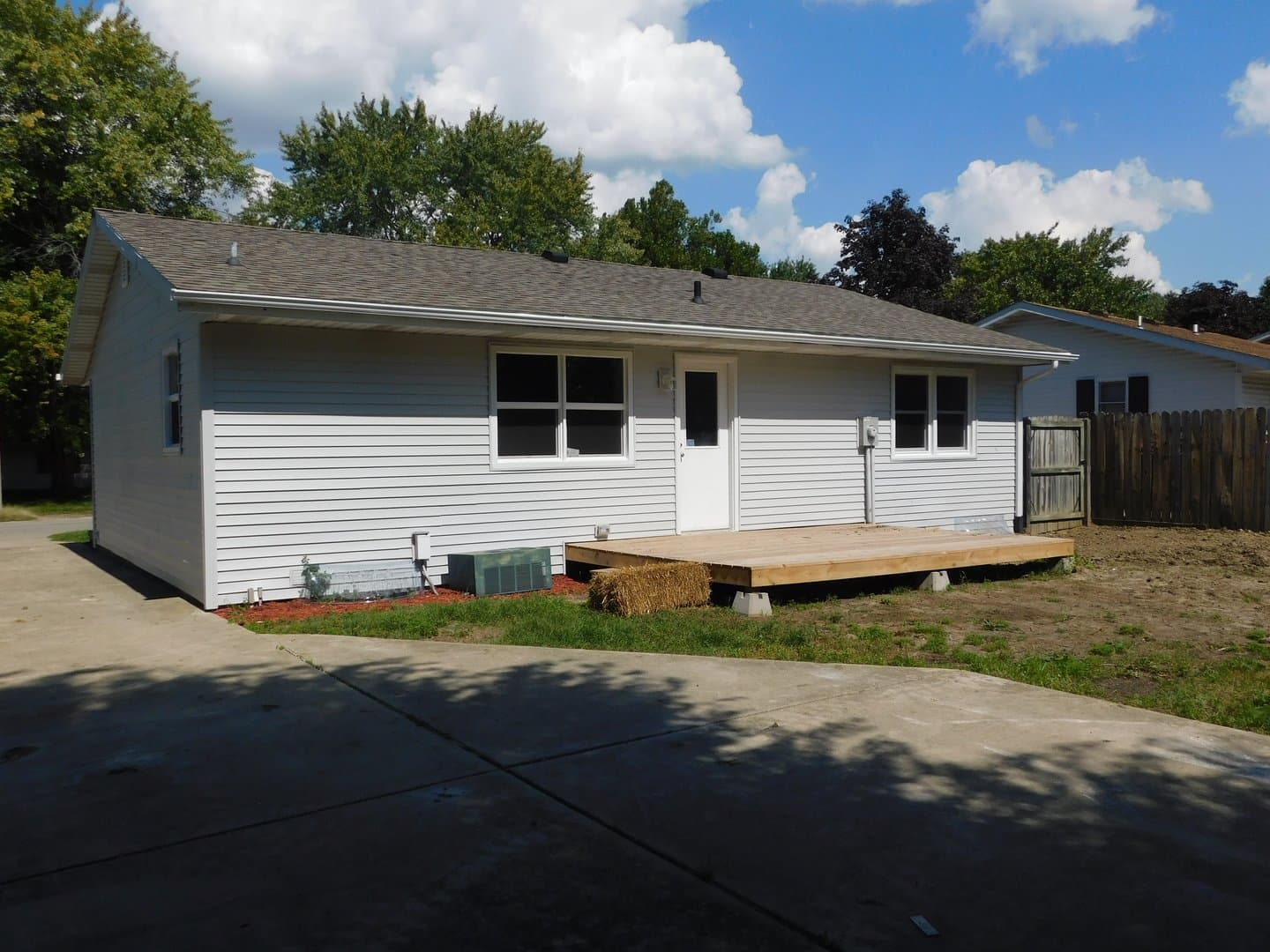 Springfield House: 2730 E Black