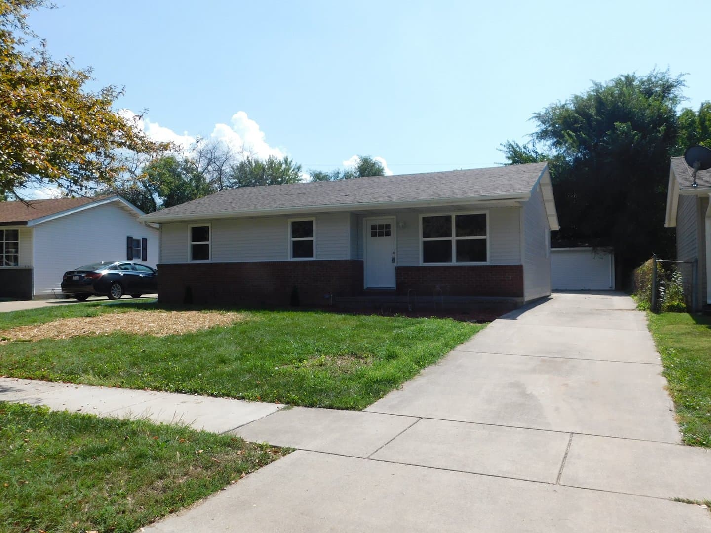Springfield House: 2730 E Black
