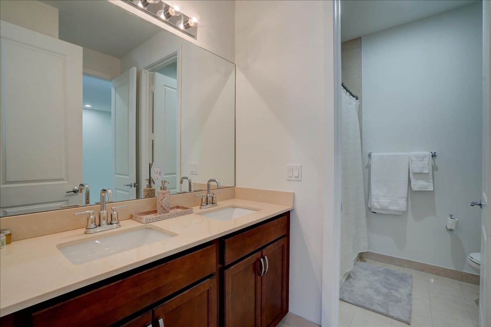 Wellington Apartment: 1451 Pioneer Way