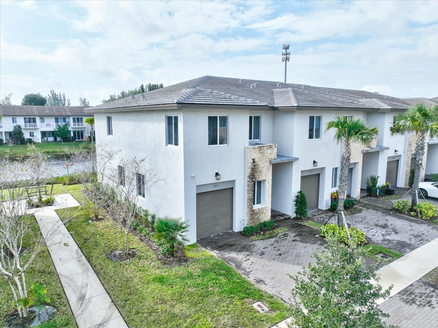 Wellington Apartment: 1451 Pioneer Way