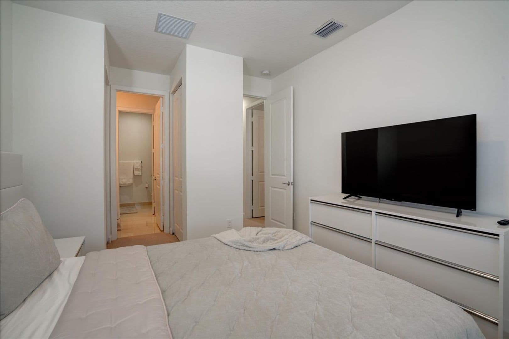Wellington Apartment: 1451 Pioneer Way