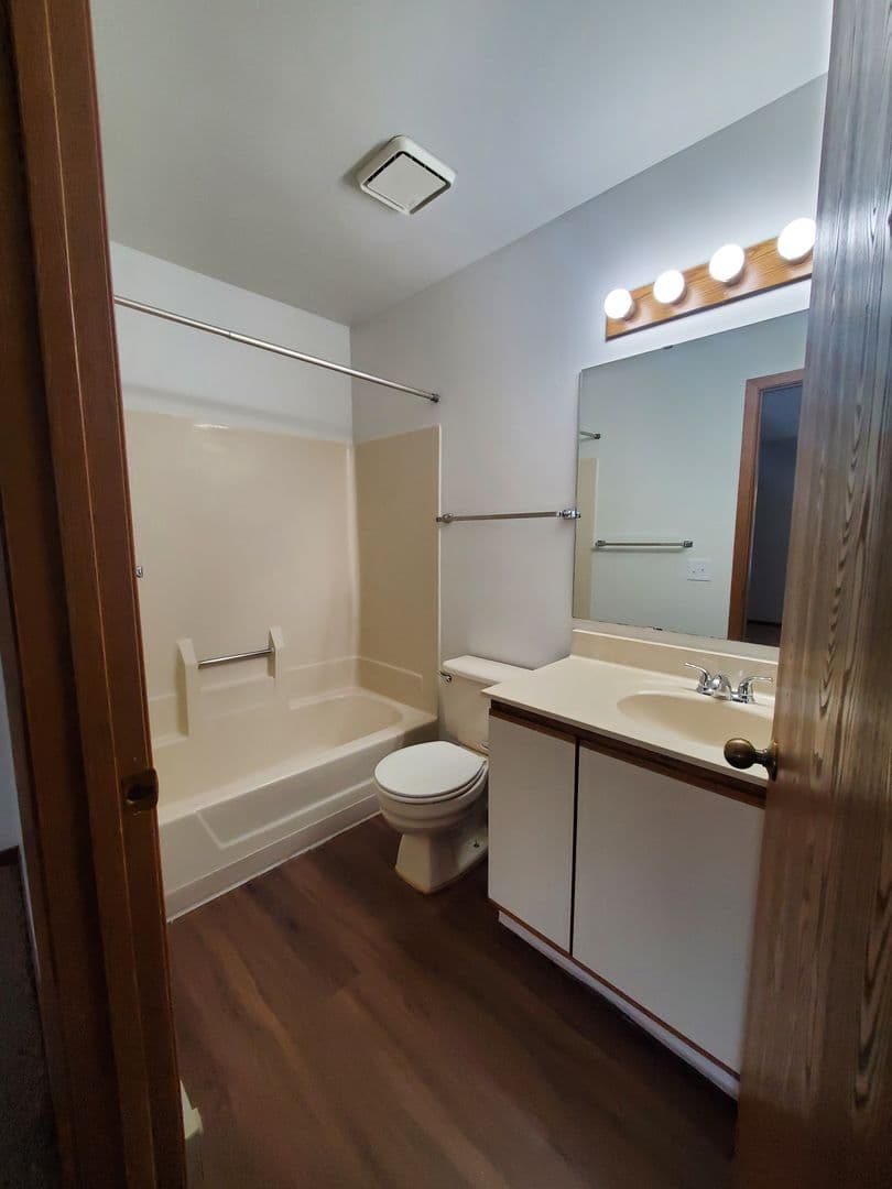 Madison Apartment: 5806 Raymond Road