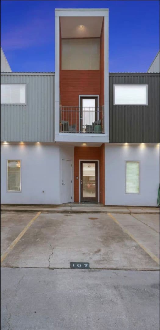 Lafayette Townhome: 113 Bayou St #107A