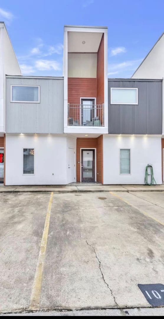 Lafayette Townhome: 113 Bayou St #107A
