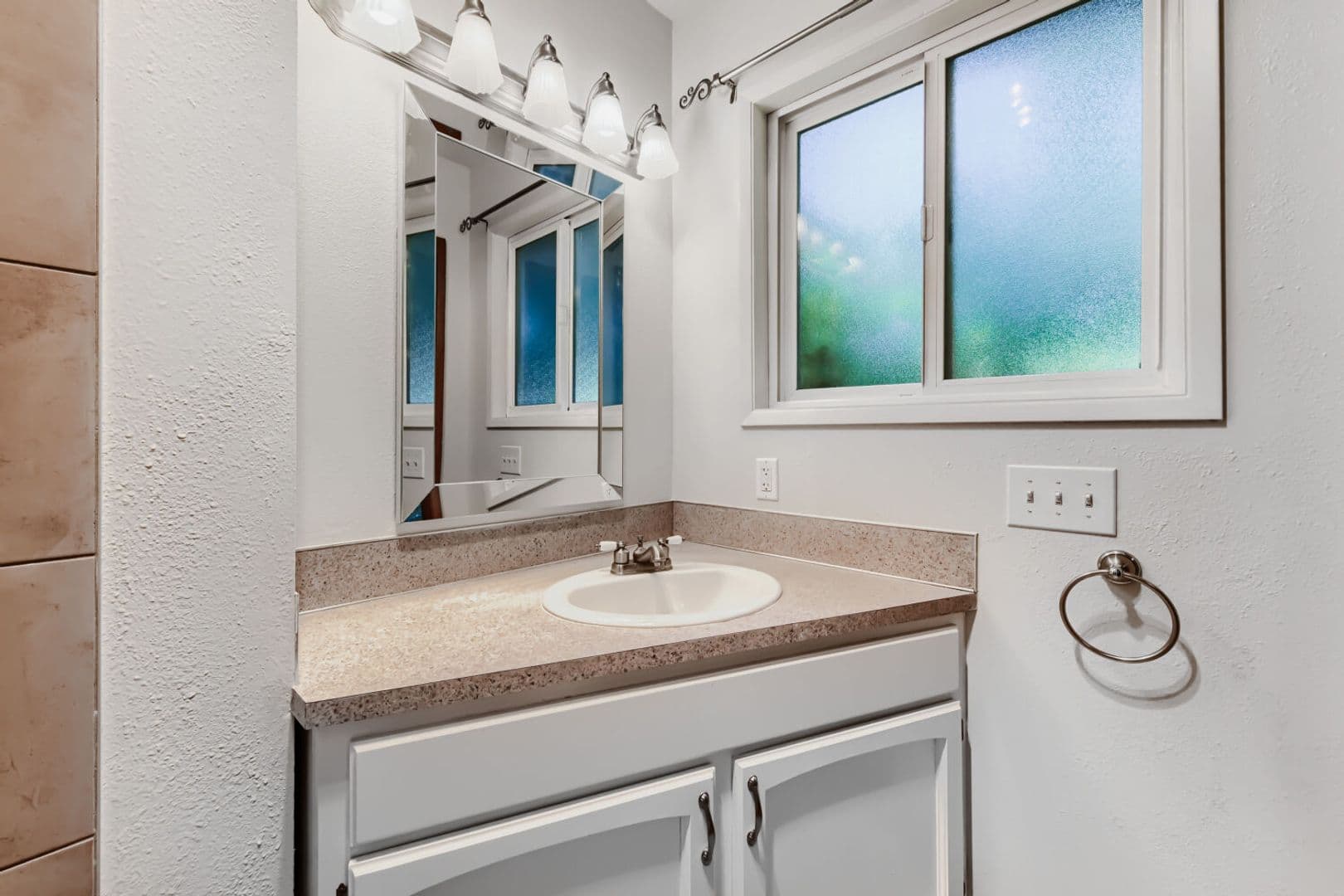 Gresham Townhome: 170 NE Kane Drive