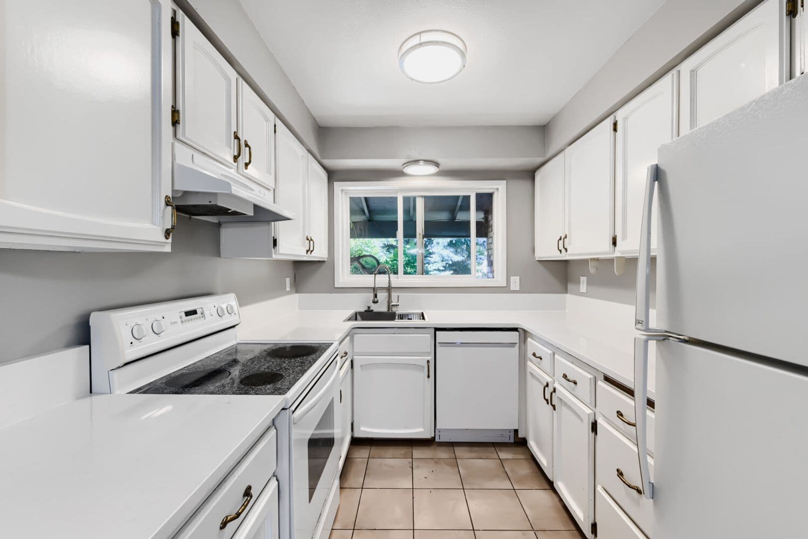 Gresham Townhome: 170 NE Kane Drive