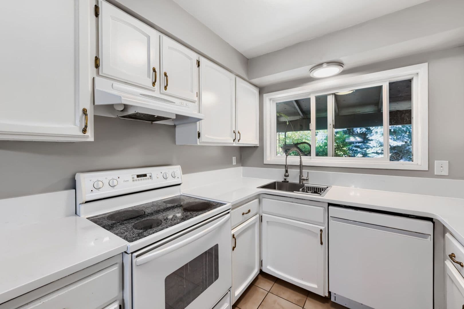 Gresham Townhome: 170 NE Kane Drive