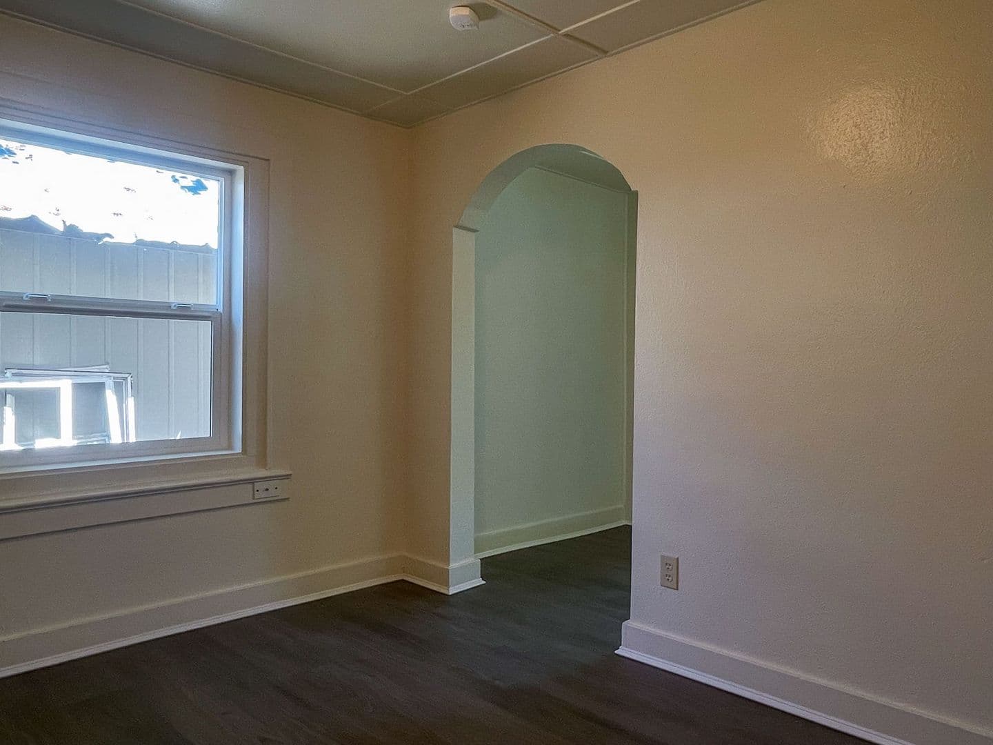 La Grande Apartment: 1306 N Ave