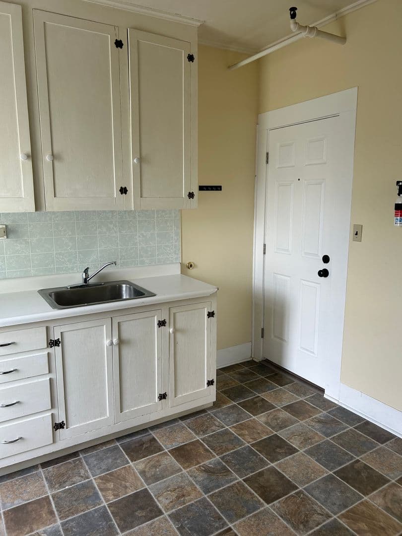 La Grande Apartment: 1408 Washington