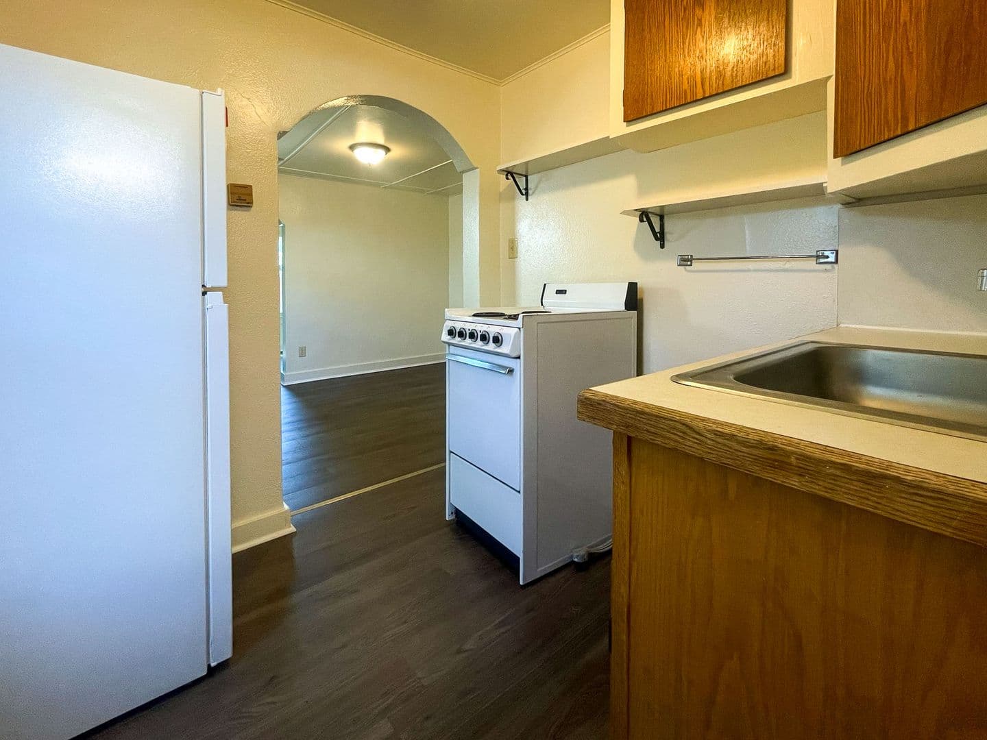 La Grande Apartment: 1306 N Ave