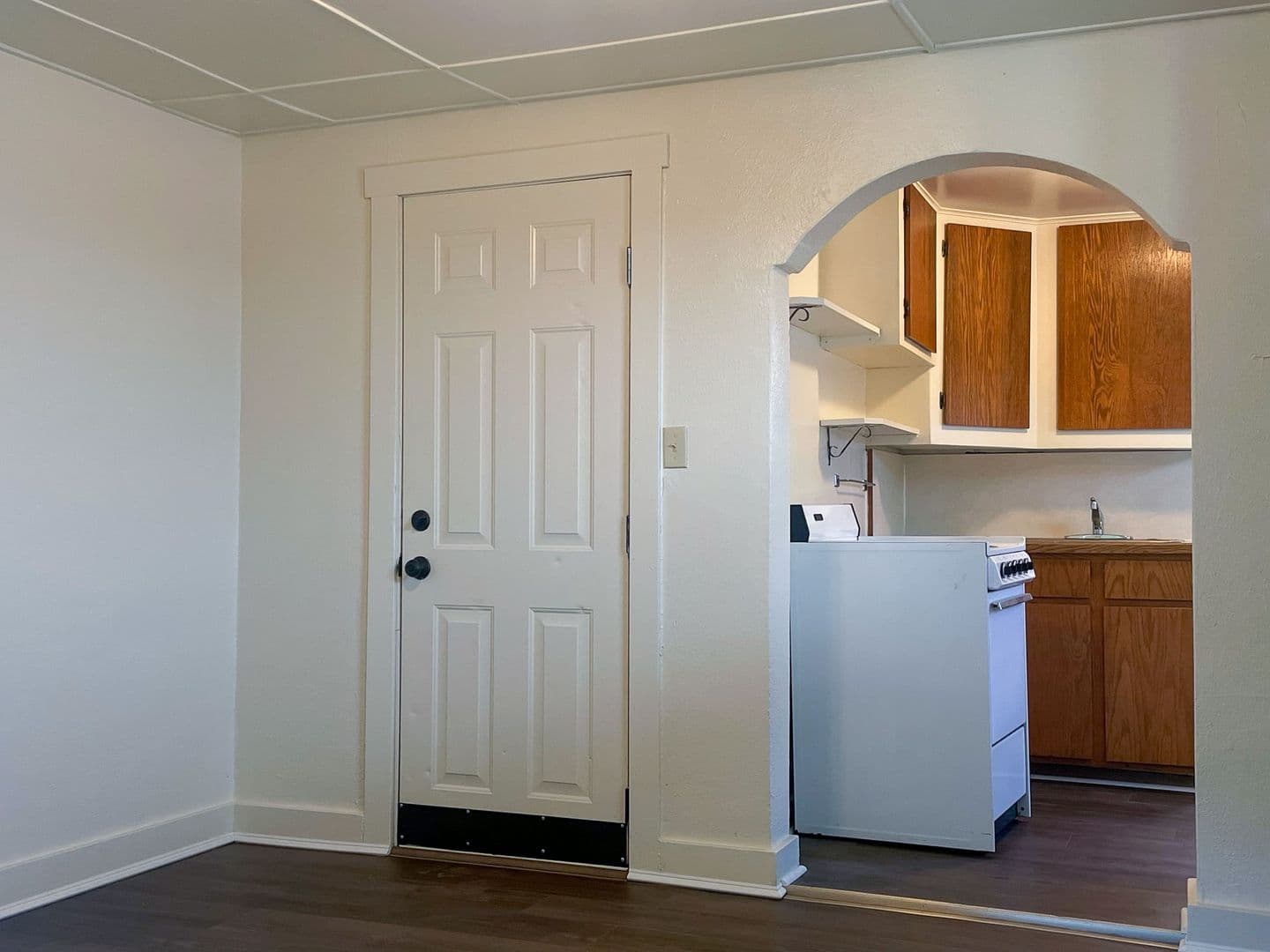 La Grande Apartment: 1306 N Ave