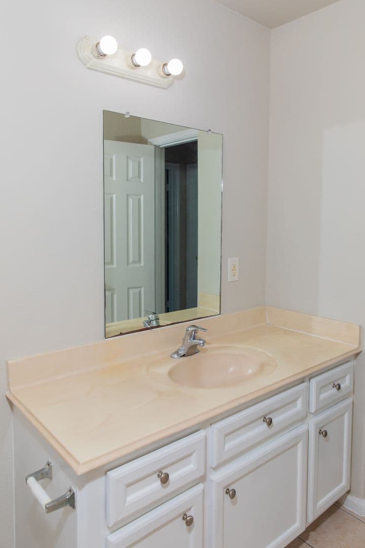 Houston Apartment: 815 Tidwell Rd