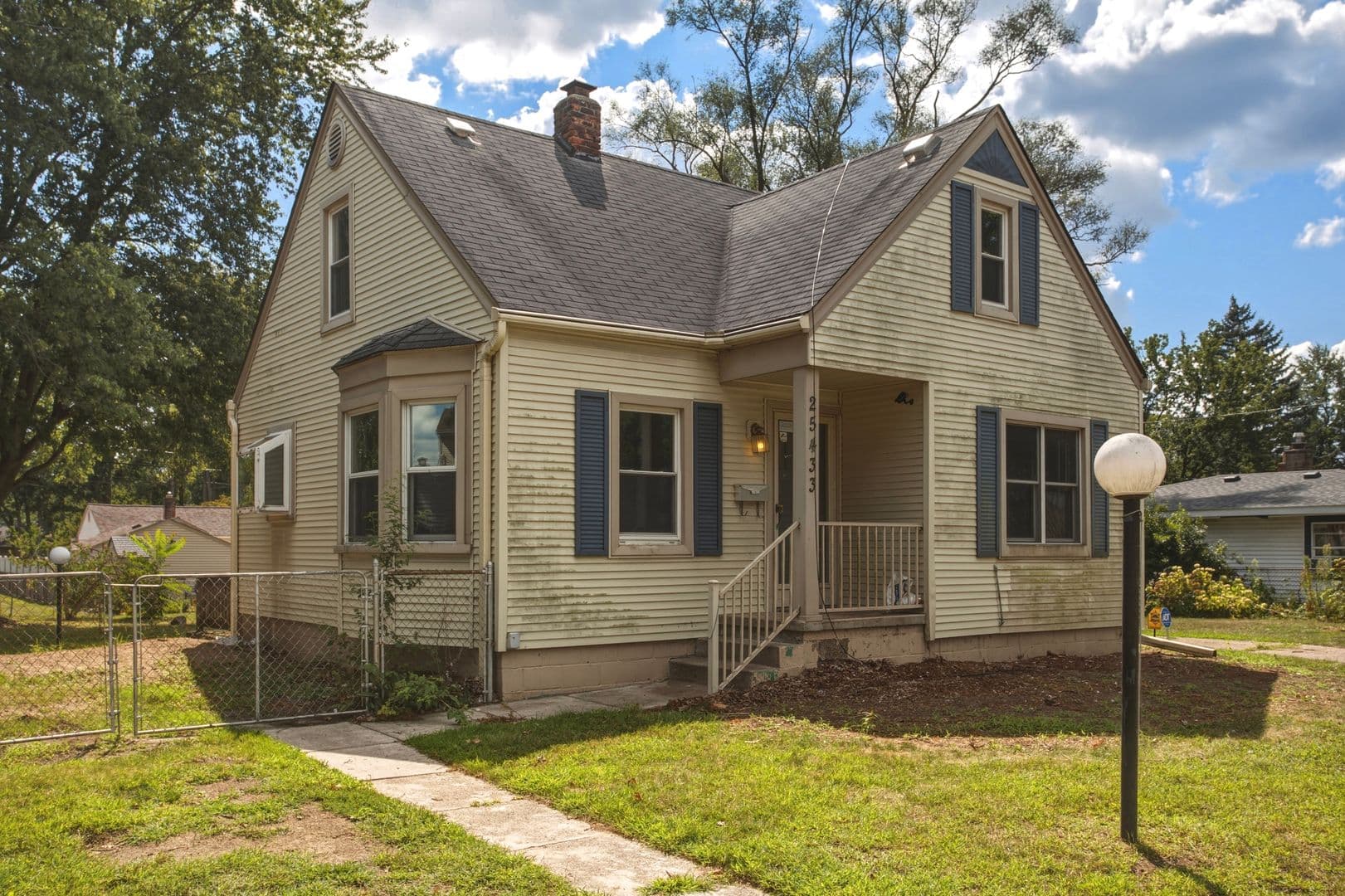 Dearborn Heights House: 25433 McDonald St
