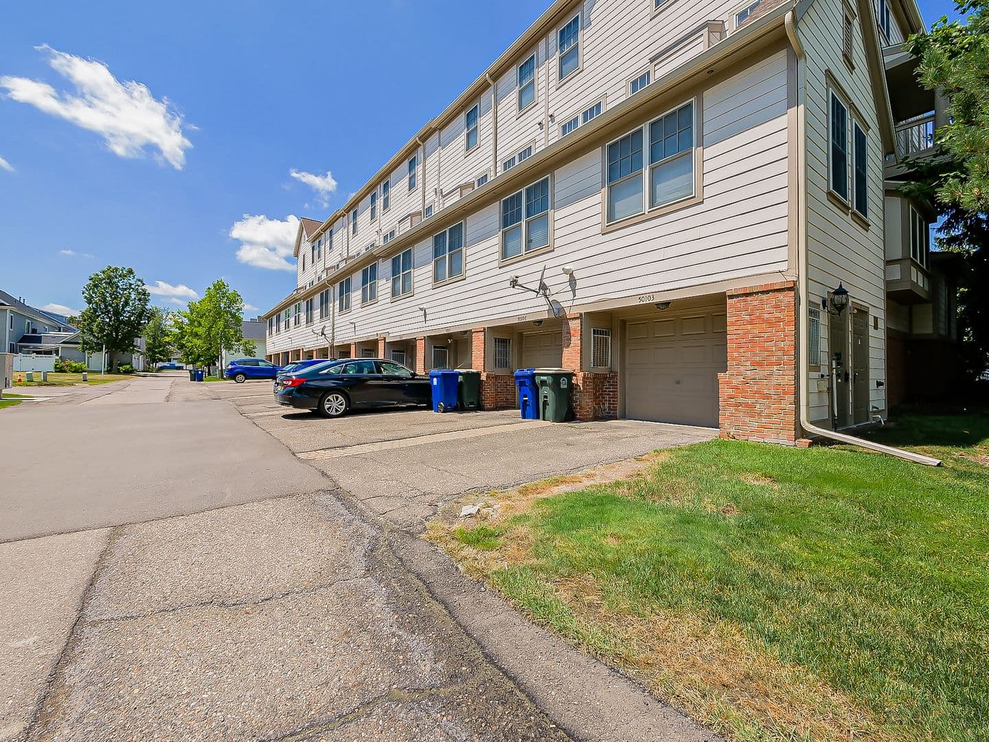 Canton House: 50107 Harding St