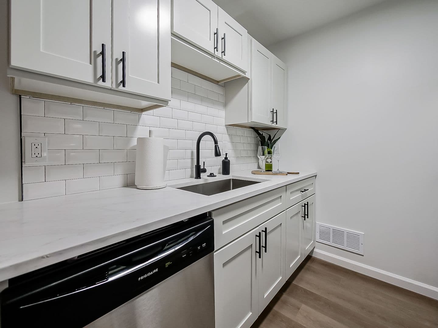 Plymouth Apartment: 40325 Plymouth Road