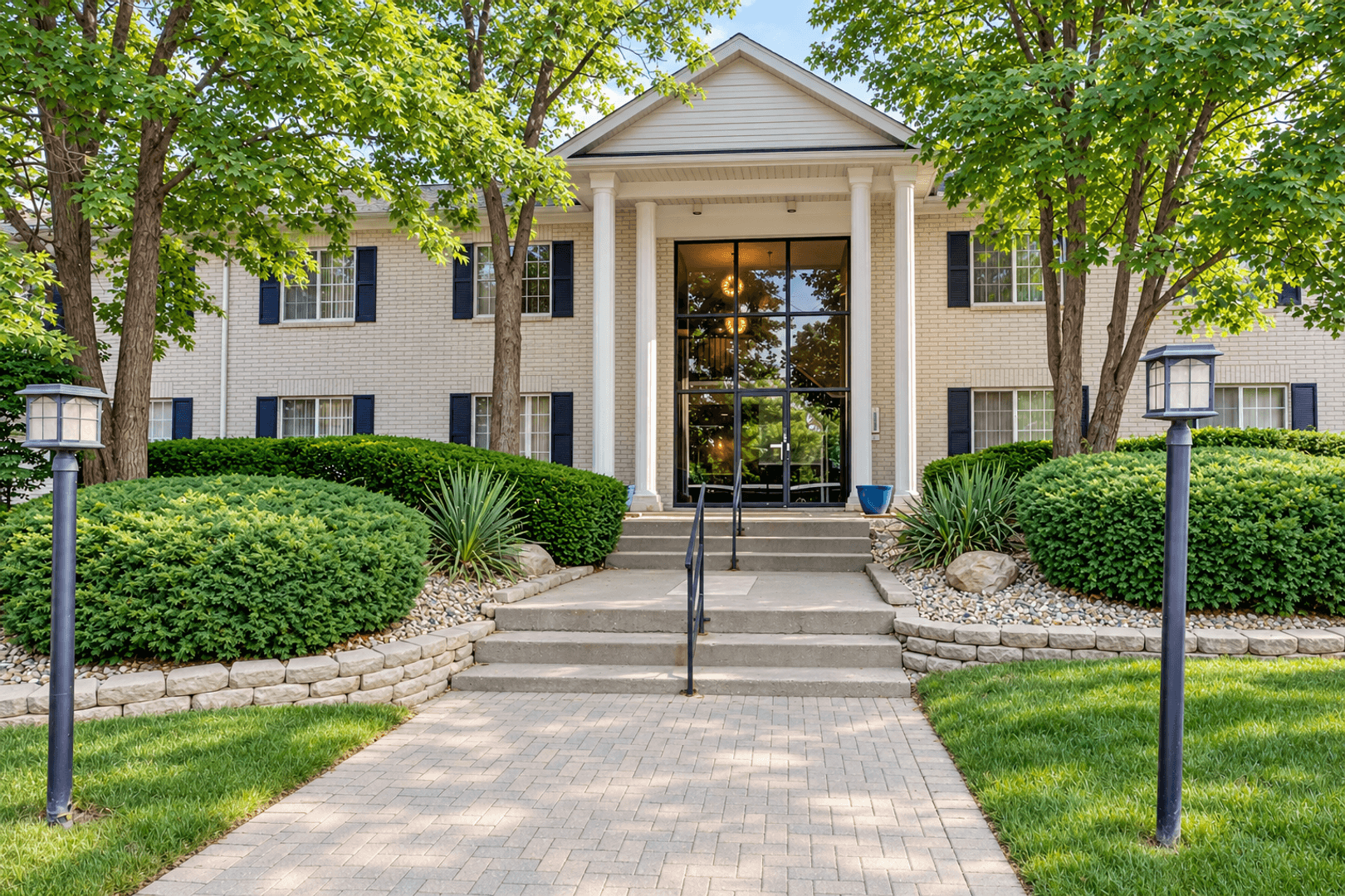 Farmington Hills Apartment: 32023 W 14 Mile Rd