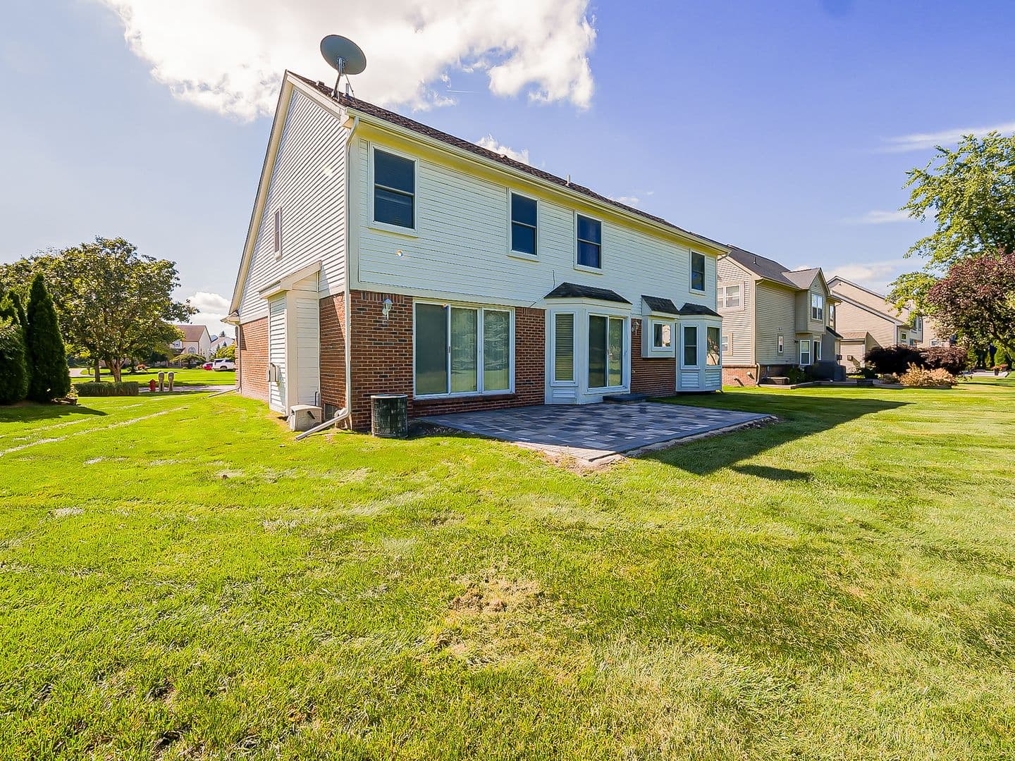 Wixom House: 3140 Mulberry Ct