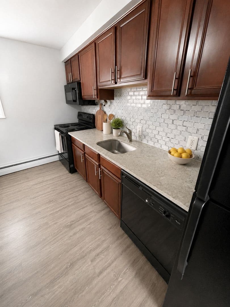 Clawson Apartment: 649 Maple Rd