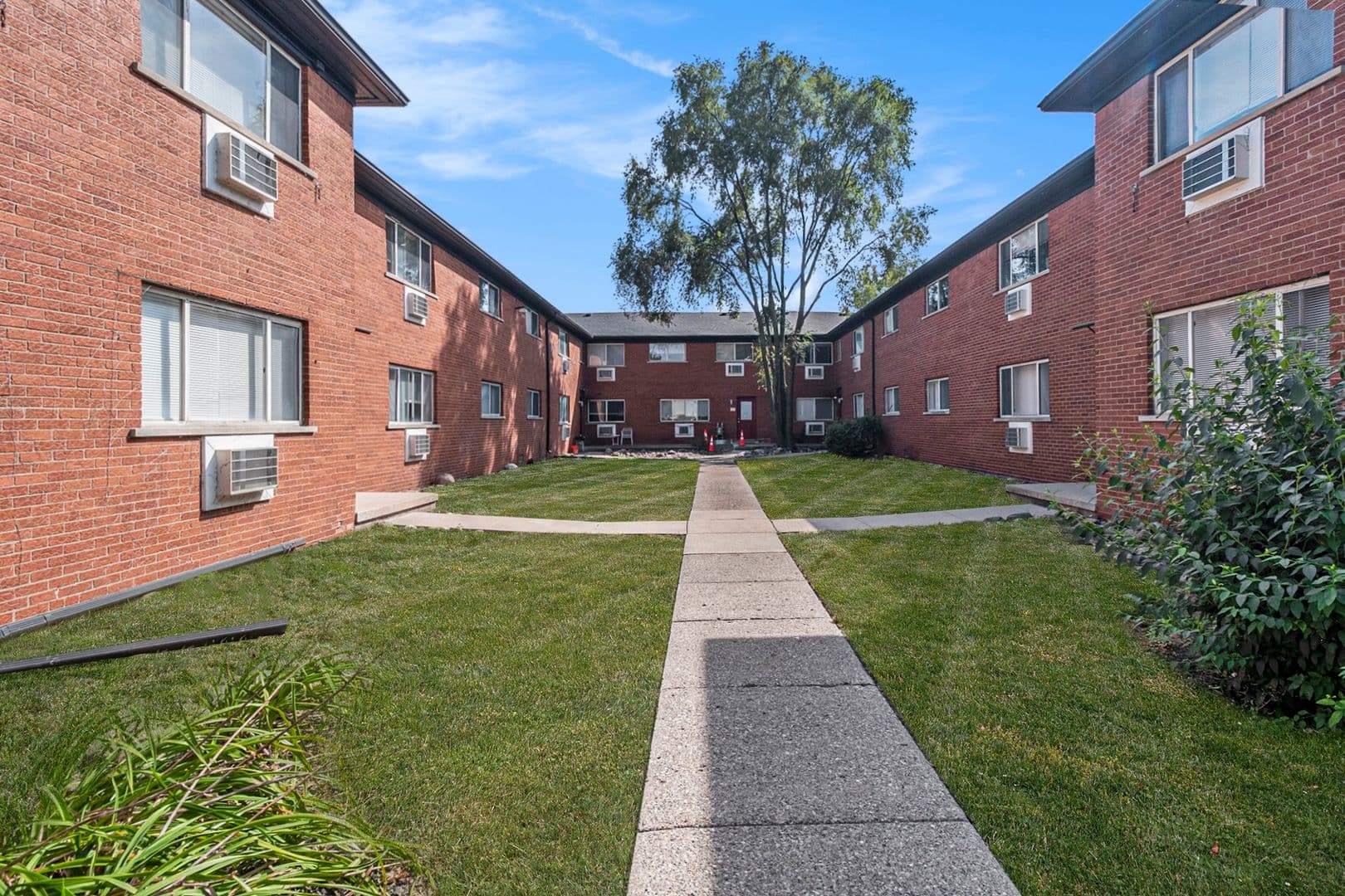 Clawson Apartment: 649 Maple Rd