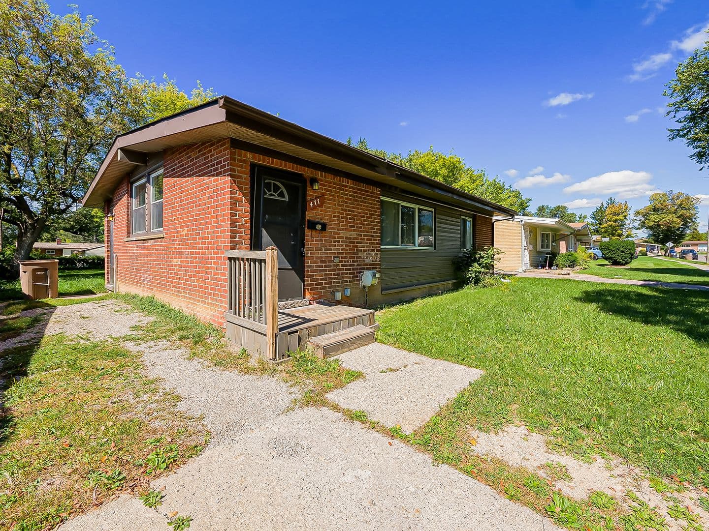 Pontiac House: 477 Moore St