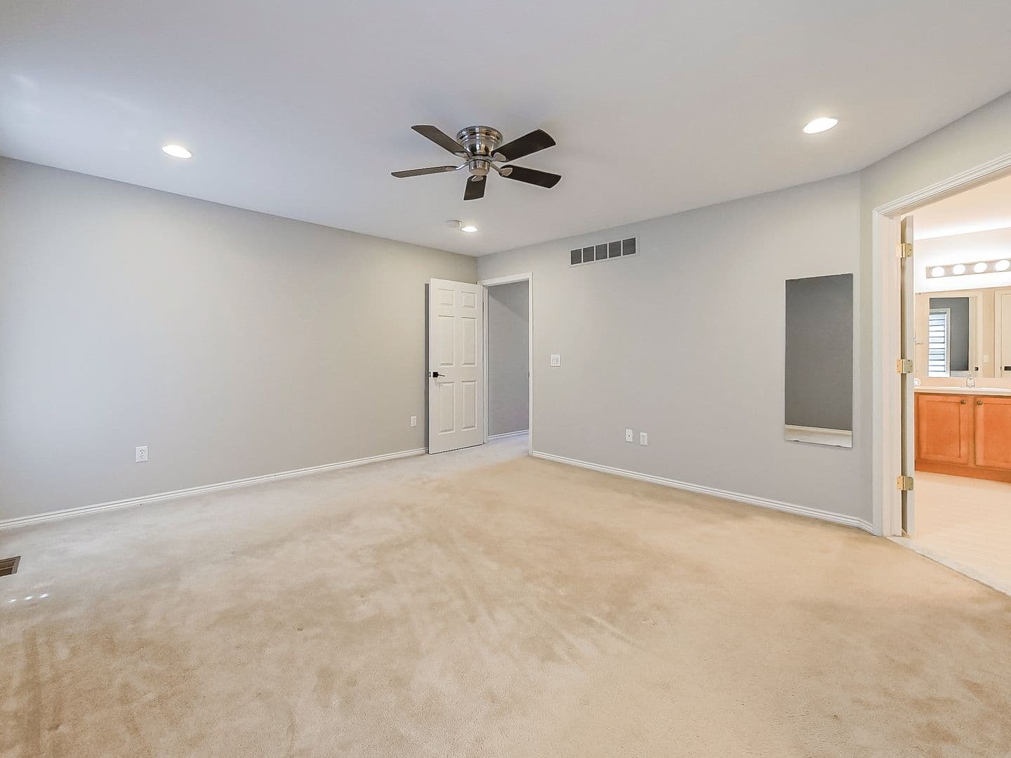 Canton House: 50107 Harding St