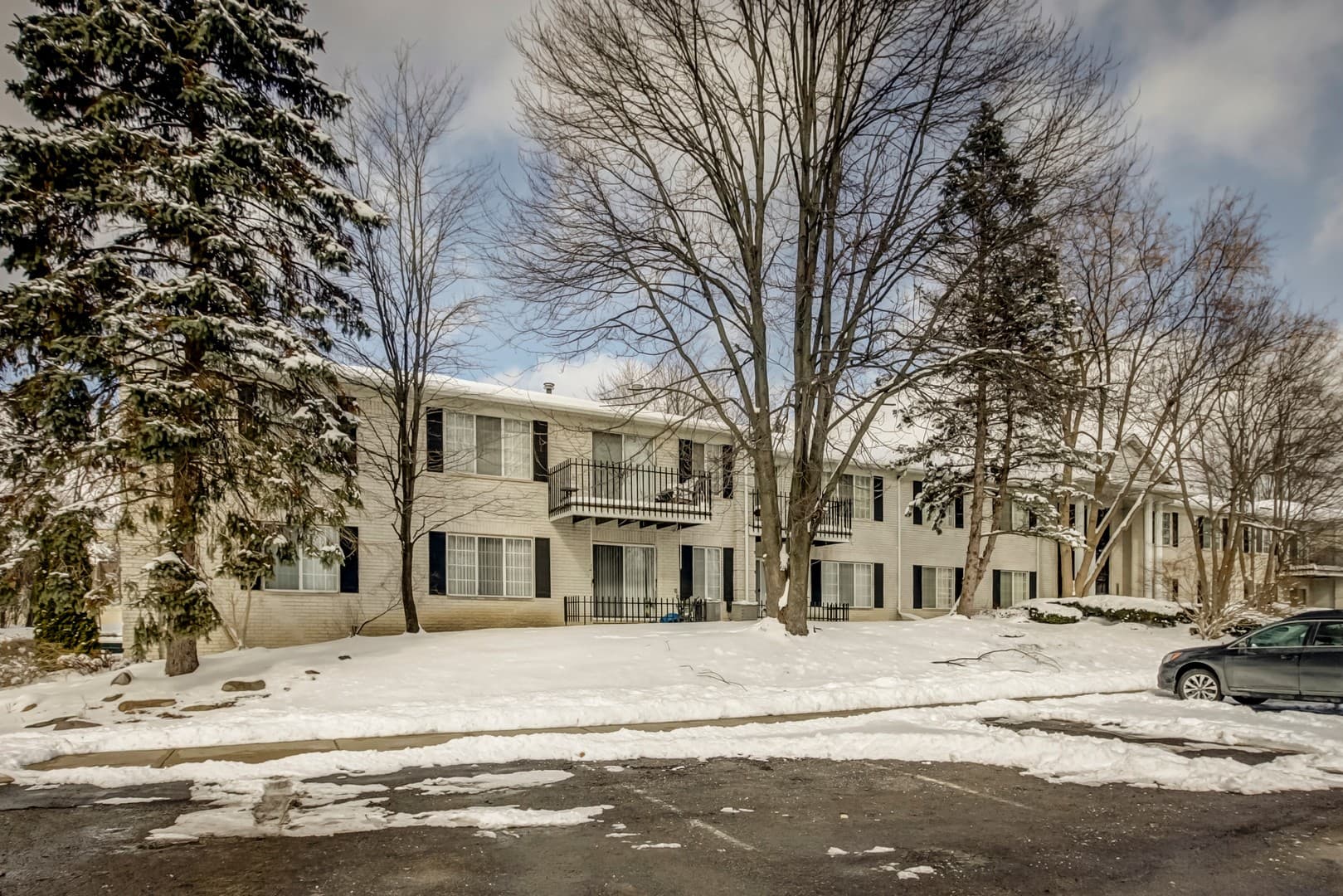 Farmington Hills Apartment: 32023 W 14 Mile Rd
