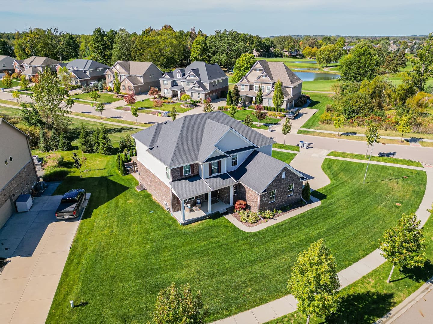 South Lyon House: 23431 Crooked Tree Ct S