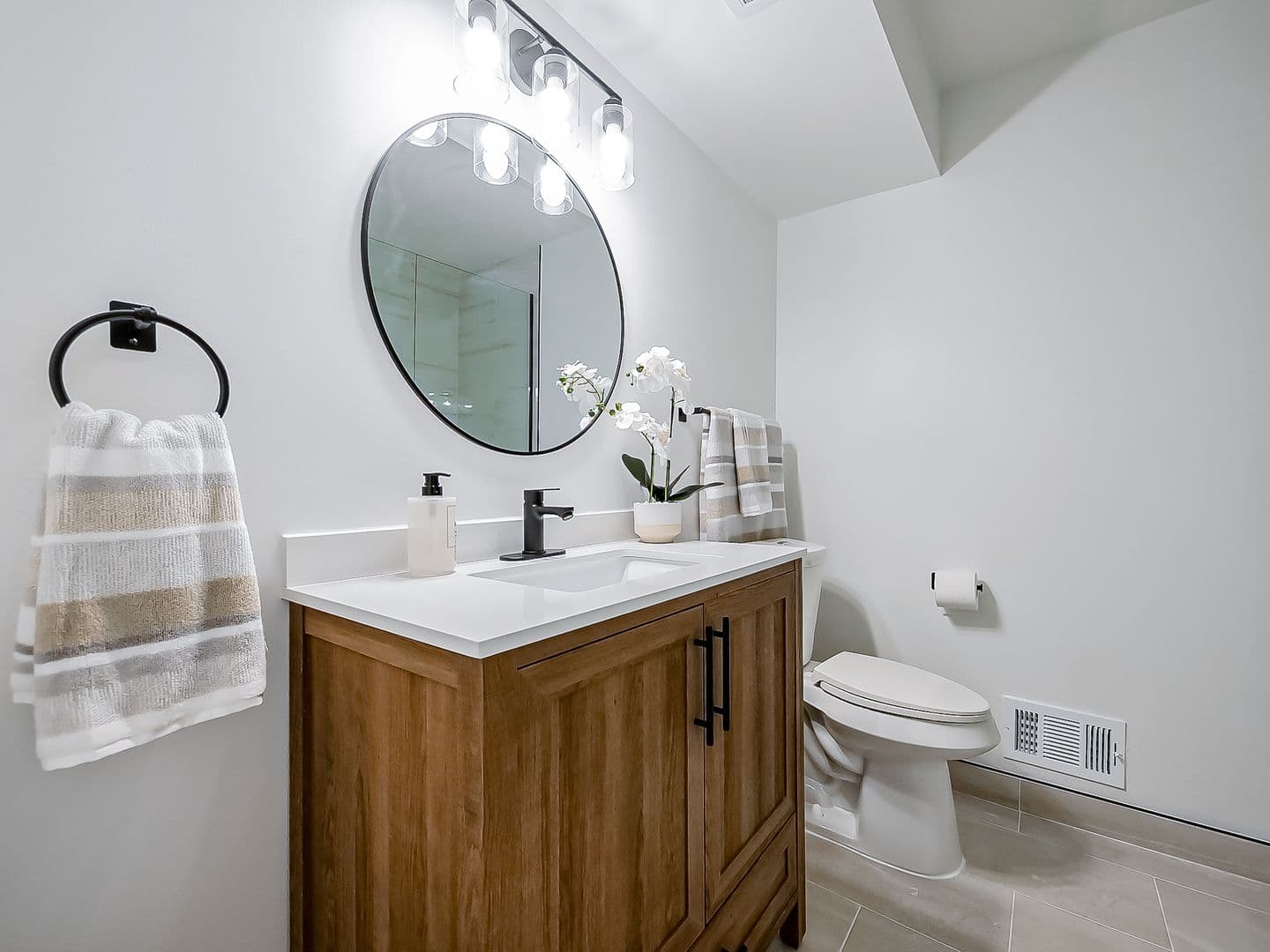 Plymouth Apartment: 40325 Plymouth Road