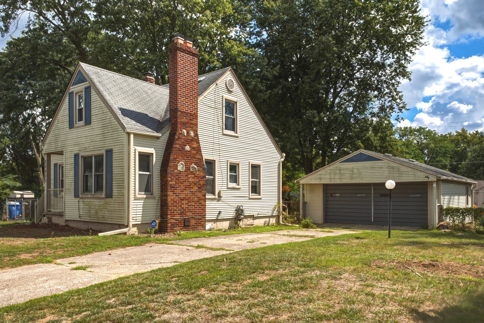 Dearborn Heights House: 25433 McDonald St