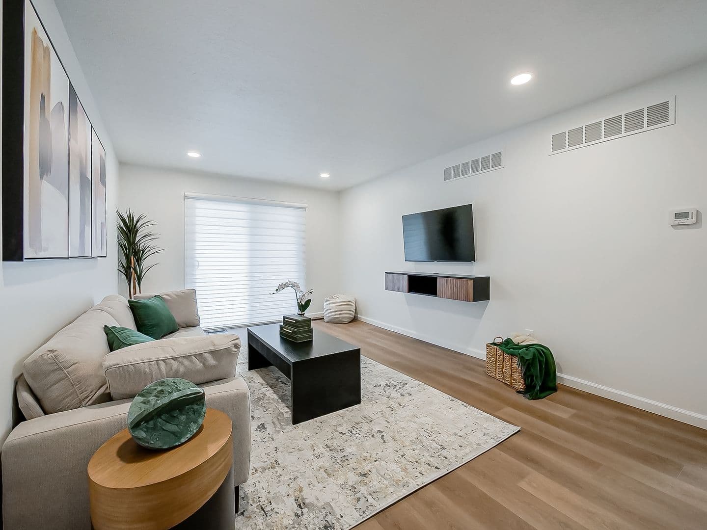Plymouth Apartment: 40325 Plymouth Road